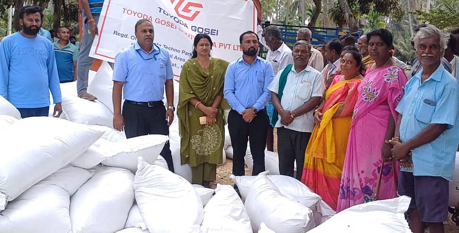 ರಾಮನಗರ ತಾಲ್ಲೂಕಿನ ಸುಗ್ಗನಹಳ್ಳಿ ಗ್ರಾಮ ಪಂಚಾಯಿತಿ ವ್ಯಾಪ್ತಿಯ ರೈತರಿಗೆ ಟೊಯೋಡಾ ಗೋಸಾಯ್‌ ಸೌತ್ ಇಂಡಿಯಾ ಪ್ರೈವೇಟ್ ಲಿಮಿಟೆಡ್ ವತಿಯಿಂದ ಎರೆಹುಳು ಗೊಬ್ಬರ ವಿತರಿಸಲಾಯಿತು. ಕಂಪನಿಯ ಉಪ ವ್ಯವಸ್ಥಾಪಕ ಮಂಜುನಾಥ್, ಪಂಚಾಯಿತಿ ಮಾಜಿ ಅಧ್ಯಕ್ಷೆ ಅರ್ಪಿತಾ ಹರೀಶ್‍ಕುಮಾರ್, ಮುಖಂಡರಾದ ರಂಗಸ್ವಾಮಿ, ದಯಾನಂದ್, ಶೋಭ, ದೀಪಾ, ಪ್ರೇಮಾ, ಮಾದೇಶ್ ಹಾಗೂ ಇತರರು ಇದ್ದಾರೆ