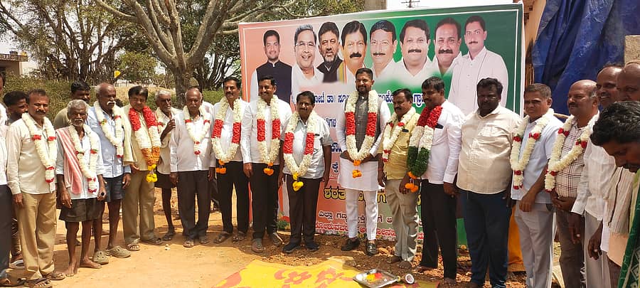 ಅತ್ತಿಬೆಲೆ ಗ್ರಾಮದಲ್ಲಿ ಸಿ.ಸಿ ರಸ್ತೆ ನಿರ್ಮಾಣ ಕಾಮಗಾರಿಗೆ ಶಾಸಕ ಶರತ್ ಬಚ್ಚೇಗೌಡ ಭೂಮಿಪೂಜೆ ನೆರವೇರಿಸಿದರು