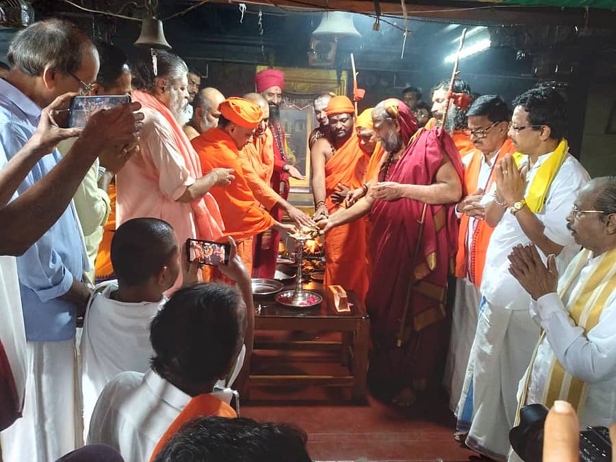 ಮೂಡುಬಿದಿರೆಯ ಜೈನಮಠದಲ್ಲಿ ಗುರುವಾರ ನಡೆದ ಸಂತ ಸಮಾವೇಶವನ್ನು ಹರಿಹರಪುರ ಲಕ್ಷ್ಮೀನರಸಿಂಹ ಪೀಠದ ಸಚ್ಚಿದಾನಂದ ಸರಸ್ವತಿ ಸ್ವಾಮೀಜಿ ಉದ್ಘಾಟಿಸಿದರು