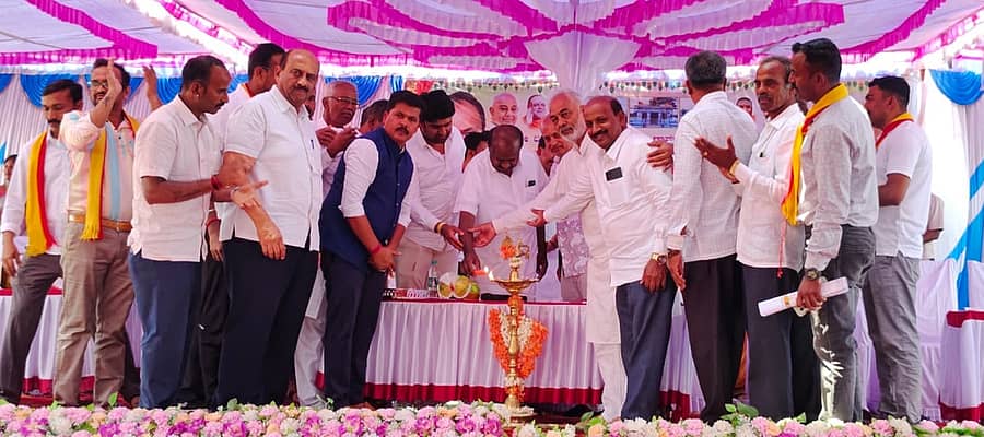 ಅರಕಲಗೂಡು ತಾಲ್ಲೂಕಿನ ಕೊಡಕಹಳ್ಳಿ ಗ್ರಾಮದಲ್ಲಿ ಲಕ್ಷ್ಮೀದೇವಿ, ಮಾರಮ್ಮ ಹಾಗೂ ಗ್ರಾಮದೇವತೆಗಳ ಪ್ರತಿಷ್ಠಾಪನೆ ಹಾಗೂ ನೂತನ ದೇವಾಲಯ ಉದ್ಘಾಟನಾ ಸಮಾರಂಭವನ್ನು ಕೇಂದ್ರ ಸಚಿವ ಎಚ್.ಡಿ. ಕುಮಾರಸ್ವಾಮಿ ಉದ್ಘಾಟಿಸಿದರು.