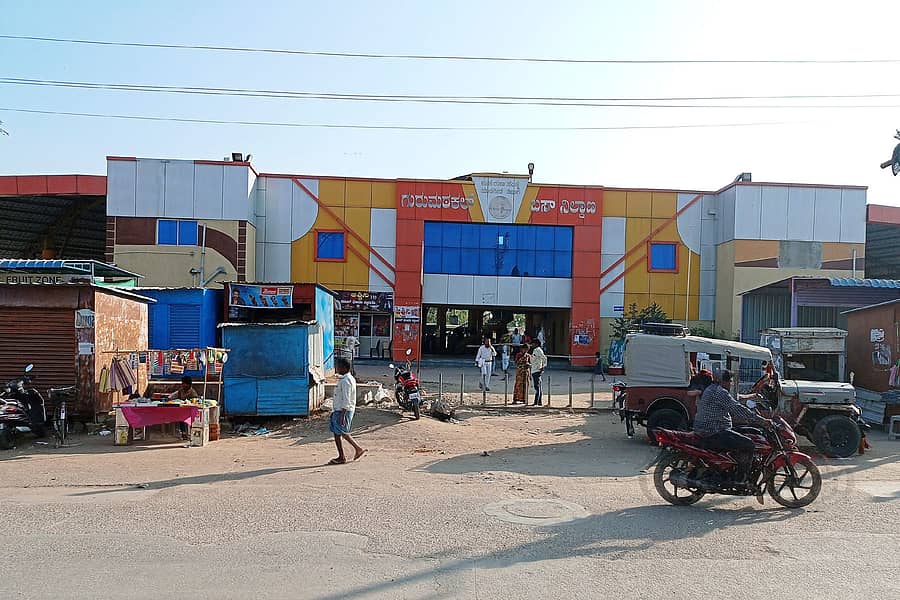 ಗುರುಠಮಕಲ್ ಪಟ್ಟಣದ ಬಸ್ ನಿಲ್ದಾಣ