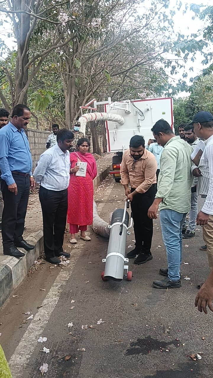 ‘ಲಿಟ್ಟರ್ ಪಿಕ್ಕಿಂಗ್’ ಯಂತ್ರಕ್ಕೆ ಪೊಮ್ಮಲ ಸುನೀಲ್ಕುಮಾರ್ ಅವರು ಗುರುವಾರ ಚಾಲನೆ ನೀಡಿದರು