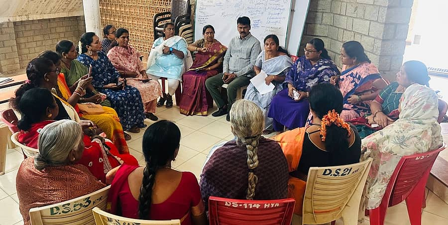 ಹಿರಿಯೂರಿನ ಕೆಪಿಸಿಸಿ ಕಚೇರಿಯಲ್ಲಿ ಗುರುವಾರ ಹಮ್ಮಿಕೊಂಡಿದ್ದ ಮಹಿಳಾ ಕಾಂಗ್ರೆಸ್ ವಿಭಾಗದ ಪದಾಧಿಕಾರಿಗಳ ಸಭೆಯಲ್ಲಿ ಬ್ಲಾಕ್ ಕಾಂಗ್ರೆಸ್ ಅಧ್ಯಕ್ಷ ಖಾದಿ ರಮೇಶ್ ಮಾತನಾಡಿದರು