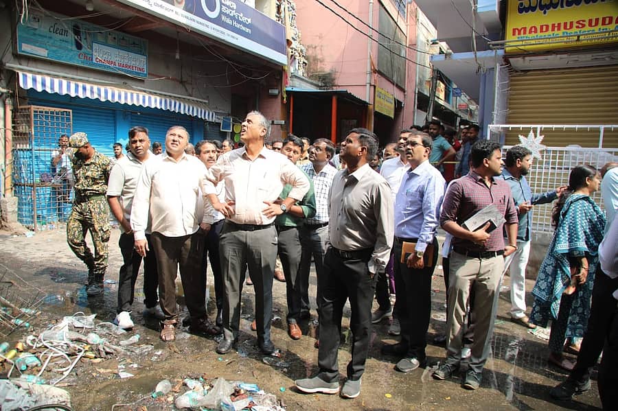 ಕುಂಬಾರಪೇಟೆಯಲ್ಲಿ ಮಹೇಶ್ವರ್‌ ರಾವ್‌ ಗುರುವಾರ ಪರಿಶೀಲನೆ ನಡೆಸಿದರು. ರಾಜೇಂದ್ರ ಚೋಳನ್‌ ಉಪಸ್ಥಿತರಿದ್ದರು