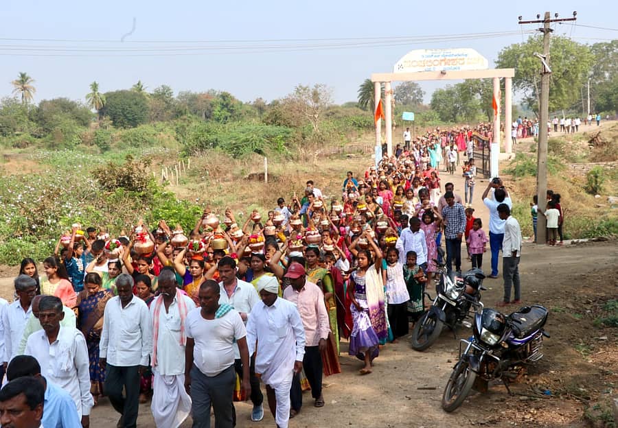 ಚಿಂಚೋಳಿ ಪಟ್ಟಣದಲ್ಲಿ ಹಾರಕೂಡ ಚನ್ನಬಸವ ಶಿವಯೋಗಿಗಳ 75ನೇ ಜಾತ್ರೆ ಅಂಗವಾಗಿ ಗುರುವಾರ ನಡೆದ ಕುಂಭಕಳಸದ ಮೆರವಣಿಗೆಯಲ್ಲಿ ಸಾವಿರಾರು ಮಹಿಳೆಯರು ಭಕ್ತರು ಪಾಲ್ಗೊಂಡಿದ್ದರು