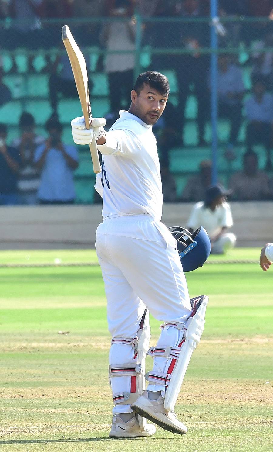 <div class="paragraphs"><p>ಹುಬ್ಬಳ್ಳಿಯ ರಾಜನಗರದ ಕೆ.ಎಸ್.ಸಿ.ಎ ಕ್ರೀಡಾಂಗಣದಲ್ಲಿ ರಣಜಿ ಟ್ರೋಫಿ ಟೂರ್ನಿಯ ಫೈನಲ್ ಪಂದ್ಯದಲ್ಲಿ&nbsp; ಗುರುವಾರ ಶತಕ ಗಳಿಸಿದ ಕರ್ನಾಟಕ ತಂಡದ ಮಯಂಕ್ ಅಗರವಾಲ್ ಸಂಭ್ರಮ -ಪ್ರಜಾವಾಣಿ </p></div>