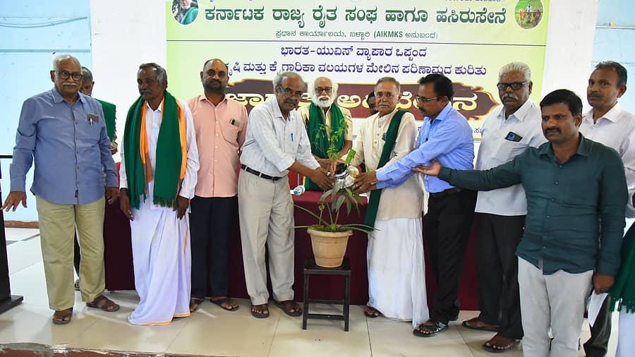 ಭಾರತ–ಅಮೆರಿಕ ವಾಣಿಜ್ಯ ವ್ಯಾಪಾರ ಒಪ್ಪಂದ ಮತ್ತು ಅದರಿಂದ ಕೃಷಿ ಮತ್ತು ಕೈಗಾರಿಕಾ ವಲಯಗಳ ಮೇಲೆ ಆಗಲಿರುವ ಪರಿಣಾಮಗಳ ಕುರಿತು ಬಳ್ಳಾರಿಯ ಬಿಡಿಎಎ ಸಭಾಂಗಣದಲ್ಲಿ ಬುಧವಾರ ‘ರೈತ ಸಂಘ’ ಹಮ್ಮಿಕೊಂಡಿದ್ದ ಜಾಗೃತಿ ಅಧಿವೇಶನವನ್ನು ಗಣ್ಯರು ಉದ್ಘಾಟಿಸಿದರು   