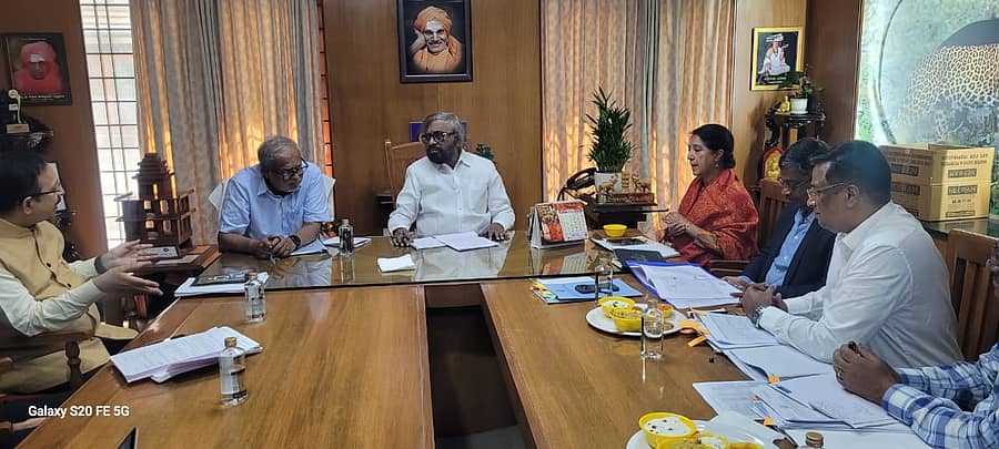 ಬೆಂಗಳೂರು ನಗರದ ಪರಿಸರ ಮಾಲಿನ್ಯದ ಕುರಿತು ಹಮ್ಮಿಕೊಳ್ಳಲಾಗಿದ್ದ ಸಭೆಯಲ್ಲಿ ಈಶ್ವರ ಖಂಡ್ರೆ,  ಎಸ್‌.ಸುರೇಶ್ ಕುಮಾರ್ ಮತ್ತು ಇಲಾಖೆ ಅಧಿಕಾರಿಗಳು ಭಾಗವಹಿಸಿದ್ದರು.