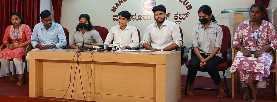 ಮಂಗಳೂರಿನಲ್ಲಿ ಗುರುವಾರ ಸುದ್ದಿಗೋಷ್ಠಿಯಲ್ಲಿ ವಿದ್ಯಾರ್ಥಿನಿ ರಮ್ಯಾ ಮಾತನಾಡಿದರು. ಸಿಂಚನಾ, ಪ್ರೀತೇಶ್ ಕೆ., ಸಾತ್ವಿಕ್ ಮುಳಿಯ, ಕ್ರಿಸ್ಟೀನ್ ಮಿನೇಜಸ್, ಹಸ್ತಾ ಹಾಗೂ ಸಿಂಧೂ ಭಾಗವಹಿಸಿದ್ದರು 