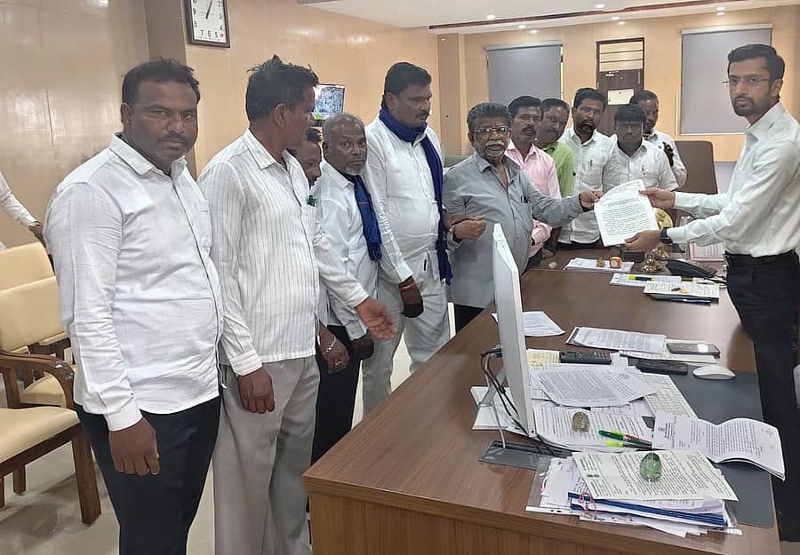 ಕರ್ನಾಟಕ ರಾಜ್ಯ ಛಲುವಾದಿ ಮಹಾಸಭಾದ ಜಿಲ್ಲಾ ಘಟಕದ ಪದಾಧಿಕಾರಿಗಳು ಗುರುವಾರ ರಾಯಚೂರು ಜಿಲ್ಲಾಧಿಕಾರಿ ನೀತಿಶ್ ಕೆ. ಅವರಿಗೆ ಮನವಿ ಪತ್ರ ಸಲ್ಲಿಸಿದರು
