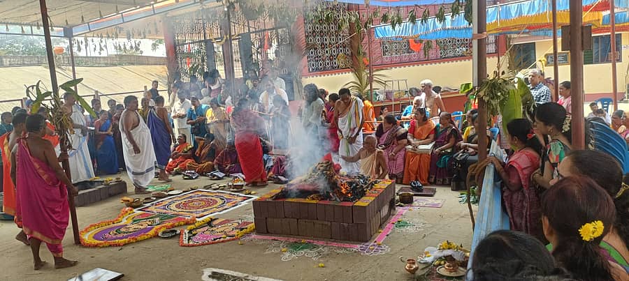 <div class="paragraphs"><p>ಹರಿಹರದ ರಾಘವೇಂದ್ರಸ್ವಾಮಿ ಮಠದ ಆವರಣದ ಪಂಚಮುಖಿ ಆಂಜನೇಯ ಸ್ವಾಮಿ ದೇವಸ್ಥಾನದಲ್ಲಿ ನೂತನ ವಿಗ್ರಹದ ಪ್ರತಿಷ್ಠಾಪನೆ ನಿಮಿತ್ತ ಗುರುವಾರ ವಿವಿಧ ಧಾರ್ಮಿಕ ಕಾರ್ಯಕ್ರಮಗಳನ್ನು ನಡೆಸಲಾಯಿತು.</p></div>