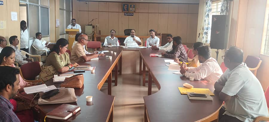 ಗುಂಡ್ಲುಪೇಟೆ ಪಟ್ಟಣದ ತಾಲ್ಲೂಕು ಕಚೇರಿ ಸಭಾ ಭವನದಲ್ಲಿ ಶಾಸಕ ಎಚ್.ಎಂ.ಗಣೇಶ್‌ಪ್ರಸಾದ್ ಅಧ್ಯಕ್ಷತೆಯಲ್ಲಿ ನಿರ್ವಹಣಾ ಸಮಿತಿ ಸಭೆ ನಡೆಯಿತು.