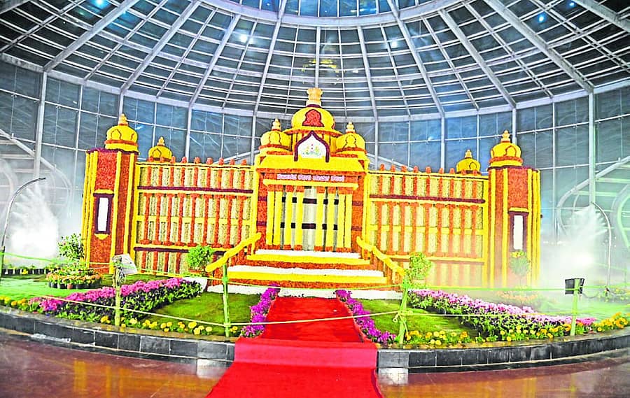 <div class="paragraphs"><p>ದಾವಣಗೆರೆಯ ಗಾಜಿನ ಮನೆಯಲ್ಲಿ ಏರ್ಪಡಿಸಿರುವ ಫಲಪುಷ್ಪ ಪ್ರದರ್ಶನದಲ್ಲಿ ಗಮನ ಸೆಳೆಯುತ್ತಿರುವ ವಿಧಾನಸೌಧದ ಮಾದರಿ &nbsp;</p></div>