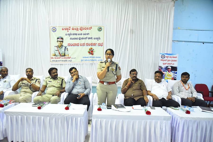 ಬಳ್ಳಾರಿ ನಗರದ ಬಿಡಿಎಎ ಮೈದಾನದ ಸಭಾಂಗಣದಲ್ಲಿ ಗುರುವಾರ ಏರ್ಪಡಿಸಿದ್ದ ಸಂಚಾರ ಜನ ಸಂಪರ್ಕ ಸಭೆಯಲ್ಲಿ ಜಿಲ್ಲಾ ಪೊಲೀಸ್‌ ವರಿಷ್ಠಾಧಿಕಾರಿ ಸುಮನ್ ಡಿ.ಪನ್ನೇಕರ್ ಮಾತನಾಡಿದರು