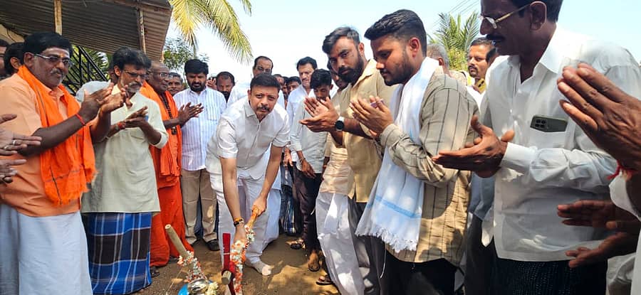 ಸುರಪುರ ಮತಕ್ಷೇತ್ರದ ಕನ್ನೆಳ್ಳಿ ಗ್ರಾಮದಲ್ಲಿ ಶಾಸಕ ರಾಜಾ ವೇಣುಗೋಪಾಲ ನಾಯಕ ಜೆಜೆಎಂ ಕಾಮಗಾರಿಗೆ ಚಾಲನೆ ನೀಡಿದರು