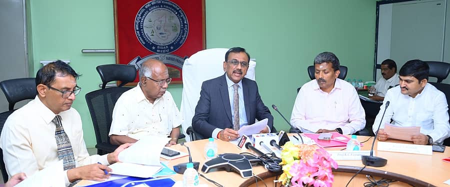 <div class="paragraphs"><p>ಘಟಿಕೋತ್ಸವದ ಮಾಹಿತಿ ಹಂಚಿಕೊಂಡ ಕರ್ನಾಟಕ ಪಶು ವೈದ್ಯಕೀಯ, ಪಶು ಹಾಗೂ ಮೀನುಗಾರಿಕೆ ವಿಜ್ಞಾನಗಳ ವಿಶ್ವವಿದ್ಯಾಲಯದ ಕುಲಪತಿ ಪ್ರೊ. ಕೆ.ಸಿ. ವೀರಣ್ಣ</p></div>