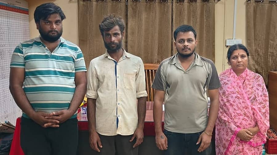 <div class="paragraphs"><p>ಚನ್ನಮ್ಮನ ಕಿತ್ತೂರು ತಾಲ್ಲೂಕಿನ ಹಿರೇನಂದಿಹಳ್ಳಿಯ ಕಲ್ಮೇಶ ಶಂಕೆರಪ್ಪ ಕೋಟಿ ಅವರ ಕೊಲೆ ಆರೋಪಿಗಳಾದ ಮಹೇಶ ಅಂಬಣ್ಣವರ, ಮುದಕಪ್ಪ ಕೋಳೆಕರ, ಮೃತನ ಪುತ್ರ ಕಿರಣ ಹಾಗೂ ಪತ್ನಿ ಕಸ್ತೂರಿ</p></div>