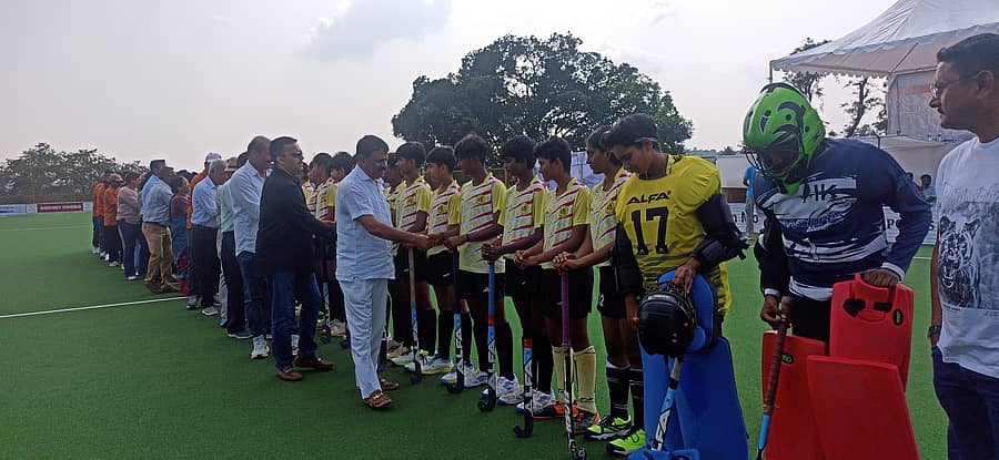 ಸೋಮವಾರಪೇಟೆ ಸರ್ಕಾರಿ ಪದವಿ ಪೂರ್ವ ಕಾಲೇಜಿನ ಟರ್ಫ್ ಮೈದಾನದಲ್ಲಿ ಡಾಲ್ಫಿನ್ಸ್ ಸ್ಪೋರ್ಟ್ಸ್ ಕ್ಲಬ್, ಹಾಕಿ ಕೊಡಗು ಹಾಗೂ ಹಾಕಿ ಕರ್ನಾಟಕ ಸಹಯೋಗದೊಂದಿಗೆ ಬಿ.ಈ. ರಂಗಸ್ವಾಮಿ ಚೂರಿಗಿಡ್ನ ಅವರ ಜ್ಞಾಪಕಾರ್ಥ ನಡೆದ ಹಾಕಿ ಟೂರ್ನಿಗೆ ಮಾಜಿ ಸಚಿವ ಎಂ.ಪಿ. ಅಪ್ಪಚ್ಚು ರಂಜನ್ ಚಾಲನೆ ನೀಡಿದರು