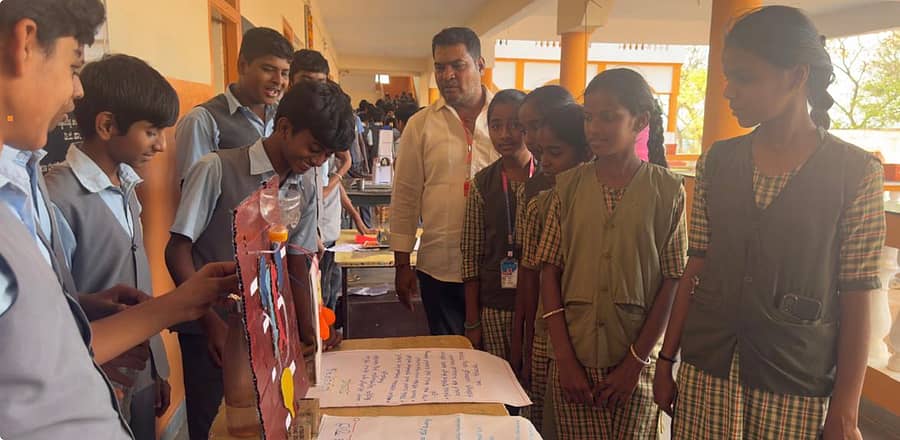 ಸಾಸ್ವೆಹಳ್ಳಿ ಸಮೀಪದ ಬೆನಕನಹಳ್ಳಿಯ ವಿನಾಯಕ ಪ್ರೌಢ ಶಾಲೆಯಲ್ಲಿ ಆಯೋಜಿಸಿದ್ದ ರಾಷ್ಟ್ರೀಯ ವಿಜ್ಞಾನ ದಿನಾಚರಣೆಯ ಪ್ರಯುಕ್ತ ವಿಜ್ಞಾನ ವಸ್ತುಪ್ರದರ್ಶನದಲ್ಲಿ ಮಾದರಿ ಪ್ರದರ್ಶಿಸುತ್ತಿರುವ ವಿದ್ಯಾರ್ಥಿಗಳು.