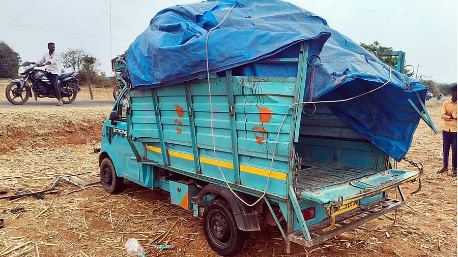 ಕೂಡ್ಲಿಗಿ ತಾಲ್ಲೂಕಿನ ಮೊರಬ ಗ್ರಾಮದ ಬಳಿ ಬುಧವಾರ ಪಲ್ಟಿಯಾದ ಸರಕು ವಾಹನ