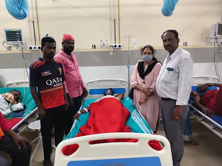 ಮೂಡಿಗೆರೆ ತಾಲ್ಲೂಕಿನ ಹೆಗ್ಗಡ್ಲು ಸರ್ಕಾರಿ ಶಾಲೆಯಲ್ಲಿ ಗುರುವಾರ ಸಂಭವಿಸಿದ ಅಗ್ನಿ ಅವಘಡದ ವೇಳೆ ಅಸ್ವಸ್ಥಗೊಂಡು ಆಸ್ಪತ್ರೆಗೆ ದಾಖಲಾಗಿದ್ದ ಕಾರ್ಮಿಕನ ಆರೋಗ್ಯವನ್ನು ಅಕ್ಷರ ದಾಸೋಹ ಸಹಾಯಕ ನಿರ್ದೇಶಕ ಹೇಮಂತ್ ವಿಚಾರಿಸಿದರು