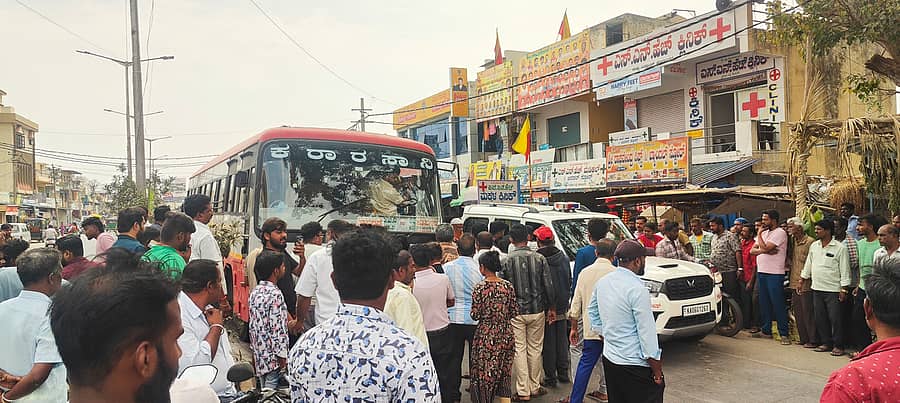 ಕೊರಟಗೆರೆಯಲ್ಲಿ ಸರ್ಕಾರಿ ಬಸ್ ತಡೆದು ಸಾರ್ವಜನಿಕರು ಧಿಡೀರ್ ಪ್ರತಿಭಟನೆ ನಡೆಸಿದರು