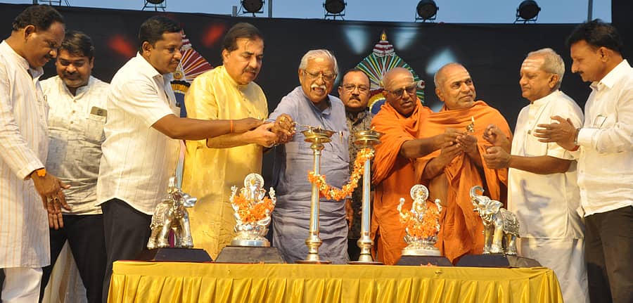 ವಿಜಯಪುರ ನಗರದ ದರ್ಬಾರ್‌ ಮೈದಾನದಲ್ಲಿ ಬುಧವಾರ ಸಂಜೆ ನಡೆದ ಆಳ್ವಾಸ್ ಸಾಂಸ್ಕೃತಿಕ ವೈಭವಕ್ಕೆ ಸಂಸದ ರಮೇಶ ಜಿಗಜಿಣಗಿ, ಮಠಾಧೀಶರು ಚಾಲನೆ ನೀಡಿದರು 