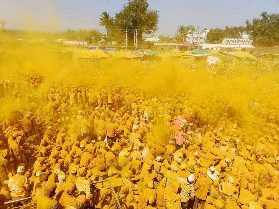 ಚಿಕ್ಕೋಡಿ ತಾಲ್ಲೂಕಿನ ಕೇರೂರ ಗ್ರಾಮದಲ್ಲಿ ಅರಣ್ಯ ಸಿದ್ದೇಶ್ವರ, ಮಲಕಾರಿ ಸಿದ್ದೇಶ್ವರ ಜಾತ್ರೆಯ ಕೊನೆ ದಿನದ ಅಂಗವಾಗಿ ಗುರುವಾರ ನಡೆದ ನಿವ್ವಾಳಕಿಯಲ್ಲಿ ಭಕ್ತರು ಭಂಡಾರದ ಓಕುಳಿಯಲ್ಲಿ ಮಿಂದೆದ್ದರು
