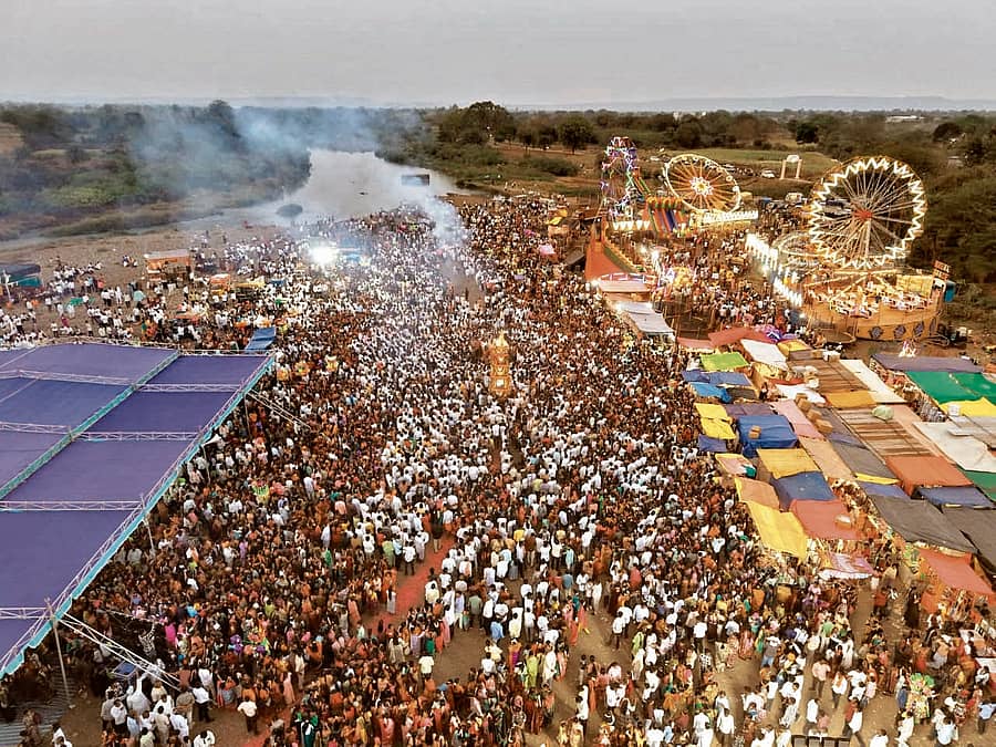 ಚಿಂಚೋಳಿ ಪಟ್ಟಣದಲ್ಲಿ ಹಾರಕೂಡ ಚನ್ನಬಸವ ಶಿವಯೋಗಿಗಳ 75ನೇ ಜಾತ್ರಾ ಅಮೃತ ಮಹೋತ್ಸವದ ಪ್ರಯುಕ್ತ ಭಕ್ತಿಶ್ರದ್ಧೆ ಹಾಗೂ ಜಯಘೋಷದೊಂದಿಗೆ ನಡೆದ ರಥೋತ್ಸವದಲ್ಲಿ ಸಹಸ್ರಾರು ಭಕ್ತರು ಪಾಲ್ಗೊಂಡಿದ್ದರು