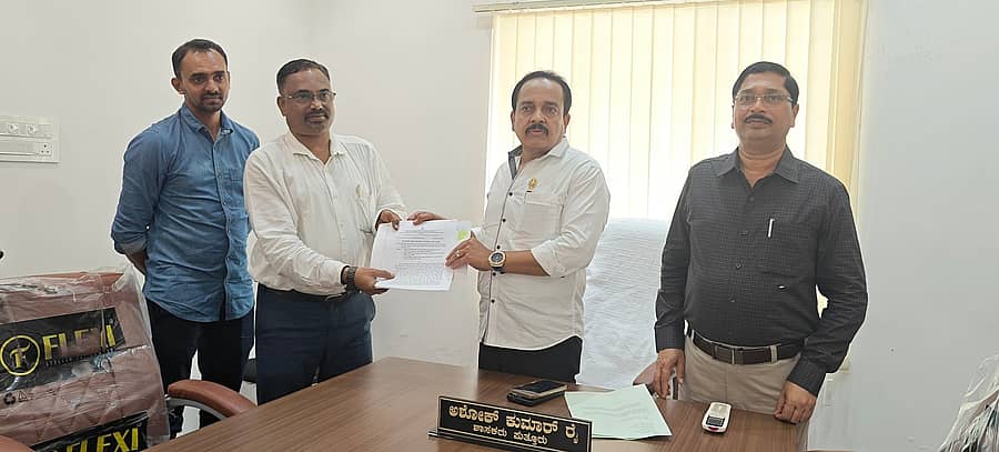 ಪುತ್ತೂರು ಶಾಸಕ ಅಶೋಕ್ ರೈ ಅವರು ಕೇಂದ್ರ ಗುಪ್ತಚರ ಇಲಾಖೆಯ ಕಟ್ಟಡಕ್ಕೆ ಮಂಜೂರುಗೊಳಿಸಿದ ನಿವೇಶನದ ಪಹಣಿ ಪತ್ರವನ್ನು ಅಧಿಕಾರಿಗೆ ಹಸ್ತಾಂತರಿಸಿದರು. ತಹಶಿಲ್ದಾರ್ ಎಸ್.ಬಿ.ಕೂಡಲಗಿ ಇದ್ದರು