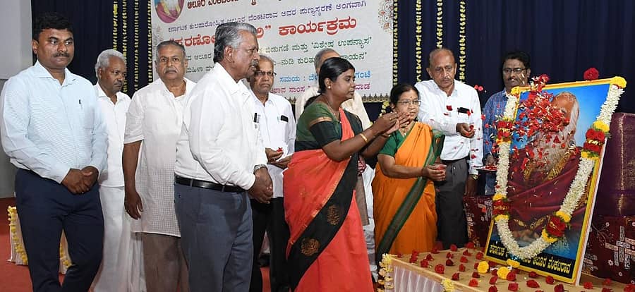 ಧಾರವಾಡದಲ್ಲಿ ಏರ್ಪಡಿಸಿದ್ದ ಸ್ಮರಣೋತ್ಸವದಲ್ಲಿ ಆಲೂರು ವೆಂಕಟರಾವ್ ಅವರ ಭಾವಚಿತ್ರಕ್ಕೆ ಹೆಚ್ಚುವರಿ ಜಿಲ್ಲಾಧಿಕಾರಿ ಗೀತಾ ಸಿ.ಡಿ ನಮನ ಸಲ್ಲಿಸಿದರು