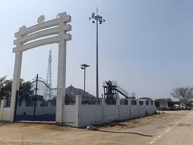 ವಡಗೇರಾತಾಲ್ಲೂಕಿನ ನಾಯ್ಕಲ್ ಗ್ರಾಮದ ಬೈಪಾಸ್ ರಸ್ತೆ ಬದಿಯಲ್ಲಿ ಮುಸುಕಿನಲ್ಲಿ ಮರೆಯಾಗಿ ನಿಂತ ಅಂಬೇಡ್ಕರವರ ಮೂರ್ತಿ