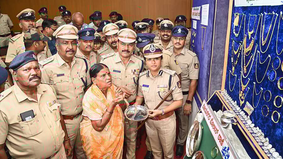 ಮೈಸೂರಿನ ನಗರ ಪೊಲೀಸ್ ಆಯುಕ್ತರ ಕಚೇರಿಯಲ್ಲಿ ನಗರ ಪೊಲೀಸ್ ಆಯುಕ್ತೆ ಸೀಮಾ ಲಾಟ್ಕರ್ ಅವರು ಕಳವಾಗಿದ್ದ ವಸ್ತುಗಳನ್ನು ವಾರಸುದಾರರಿಗೆ ವಿತರಿಸಿದರು ಪ್ರಜಾವಾಣಿ ಚಿತ್ರ