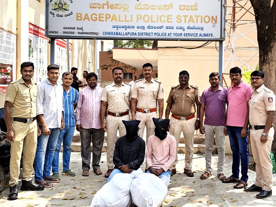 ಬಾಗೇಪಲ್ಲಿ ಪೊಲೀಸ್ ಠಾಣೆ ಮುಂದೆ ಆರೋಪಿಗಳೊಂದಿಗೆ ಪೊಲೀಸ್ ಅಧಿಕಾರಿಗಳು, ಸಿಬ್ಬಂದಿ