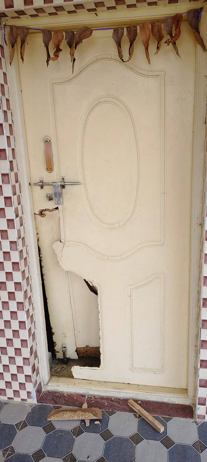 ಬಂಗಾರಪೇಟೆ ತಾಲ್ಲೂಕಿನ ಕುಂದರಸನಹಳ್ಳಿ ಗ್ರಾಮದ ಶಿವಕುಮಾರ್ ಅವರ ಮನೆಯ ಬಾಗಿಲು ಮುರಿದು ಕಳ್ಳತನ ಮಾಡಿರುವ ಕಳ್ಳರು 