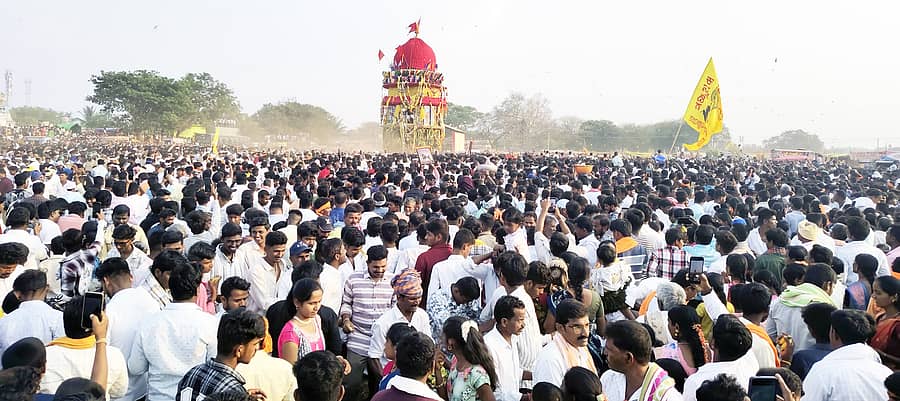 ಹರಪನಹಳ್ಳಿ ತಾಲ್ಲೂಕು ಕೂಲಹಳ್ಳಿ ಗೋಣಿ ಬಸವೇಶ್ವರ ರಥೋತ್ಸವಕ್ಕೆ ಸೇರಿದ್ದ ಜನಸ್ತೋಮ. ಪ್ರಜಾವಾಣಿ ಚಿತ್ರ / ವಿಶ್ವನಾಥ ಡಿ.