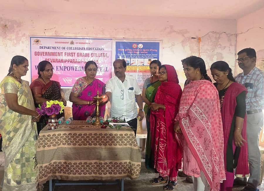ದೇವರಹಿಪ್ಪರಗಿ ಸರ್ಕಾರಿ ಪ್ರಥಮ ದರ್ಜೆ ಕಾಲೇಜಿನಲ್ಲಿ ಜರುಗಿದ ಮಹಿಳಾ ಲೈಂಗಿಕ ಕಿರುಕುಳ ವಿರೋಧಿ ಕಾರ್ಯಕ್ರಮಕ್ಕೆ ವಕೀಲ ವಿ.ಜಿ.ಚಾವರ ದೀಪ ಬೆಳಗಿಸಿ ಚಾಲನೆ ನೀಡಿದರು
