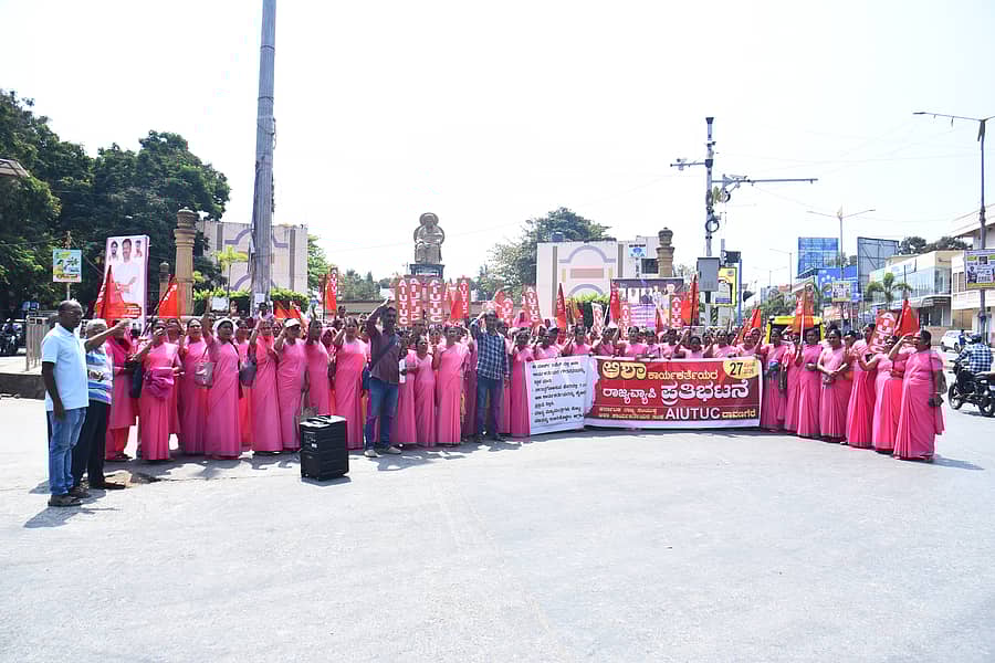 ದಾವಣಗೆರೆಯ ಜಯದೇವ ವೃತ್ತದಲ್ಲಿ ಆಶಾ ಕಾರ್ಯಕರ್ತೆಯರು ಶುಕ್ರವಾರ ಪ್ರತಿಭಟನೆ ನಡೆಸಿದರು