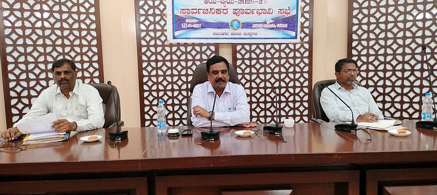 ಕನಕಪುರ ನಗರಸಭೆಯಲ್ಲಿ ಗುರುವಾರ ನಡೆದ ಬಜೆಟ್ ಪೂರ್ವಭಾವಿ ಸಭೆಯಲ್ಲಿ ಪೌರಾಯುಕ್ತ ಶ್ರೀನಿವಾಸ್ ಮಾತನಾಡಿದರು