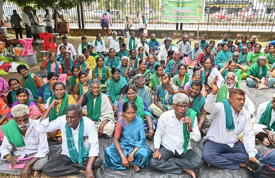 ಮೈಸೂರಿನ ಜಿಲ್ಲಾಧಿಕಾರಿ ಕಚೇರಿಯ ಆವರಣದಲ್ಲಿ ಕರ್ನಾಟಕ ರಾಜ್ಯ ರೈತ ಸಂಘದ ಸದಸ್ಯರು ಚಿತ್ರನಗರಿಗೆ ಭೂಮಿ ಕಳೆದುಕೊಂಡ ಇಮ್ಮಾವು ರೈತರಿಗೆ ಪರಿಹಾರ ಮತ್ತು ಉದ್ಯೋಗ ನೀಡಲು ಒತ್ತಾಯಿಸಿ ಪ್ರತಿಭಟಿಸಿದರು– ಪ್ರಜಾವಾಣಿ ಚಿತ್ರ