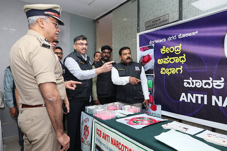 ಸಿಸಿಬಿ ಪೊಲೀಸರು ವಶಪಡಿಸಿಕೊಂಡಿರುವ ಮಾದಕ ವಸ್ತುಗಳನ್ನು ನಗರ ಪೊಲೀಸ್ ಕಮಿಷನರ್ ಸೀಮಾಂತ್ ಕುಮಾರ್ ಸಿಂಗ್ ವೀಕ್ಷಿಸಿದರು. 