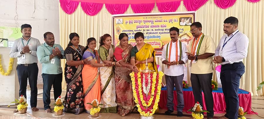 ಶ್ರವಣಬೆಳಗೊಳದ ಧರ್ಮಸ್ಥಳ ಸಭಾಭವನದಲ್ಲಿ ಆಯೋಜಿಸಿದ್ದ ತಾಲ್ಲೂಕು ಮಟ್ಟದ ಮಹಿಳಾ ವಿಚಾರಗೋಷ್ಠಿ ಕಾರ್ಯಕ್ರಮಕ್ಕೆ ಪ್ರಾಂಶುಪಾಲೆ ಆಲಿಯಾ ಬರಾಸರ  ಚಾಲನೆ ನೀಡಿದರು. ಶಾಲಿನಿ ಬಾಹುಬಲಿ ಯೋಗೀಶ ಎ. ಜಯರಾಂ ತೋಟಿ, ರಾಘವೇಂದ್ರ ಪಾಲ್ಗೊಂಡಿದ್ದರು 