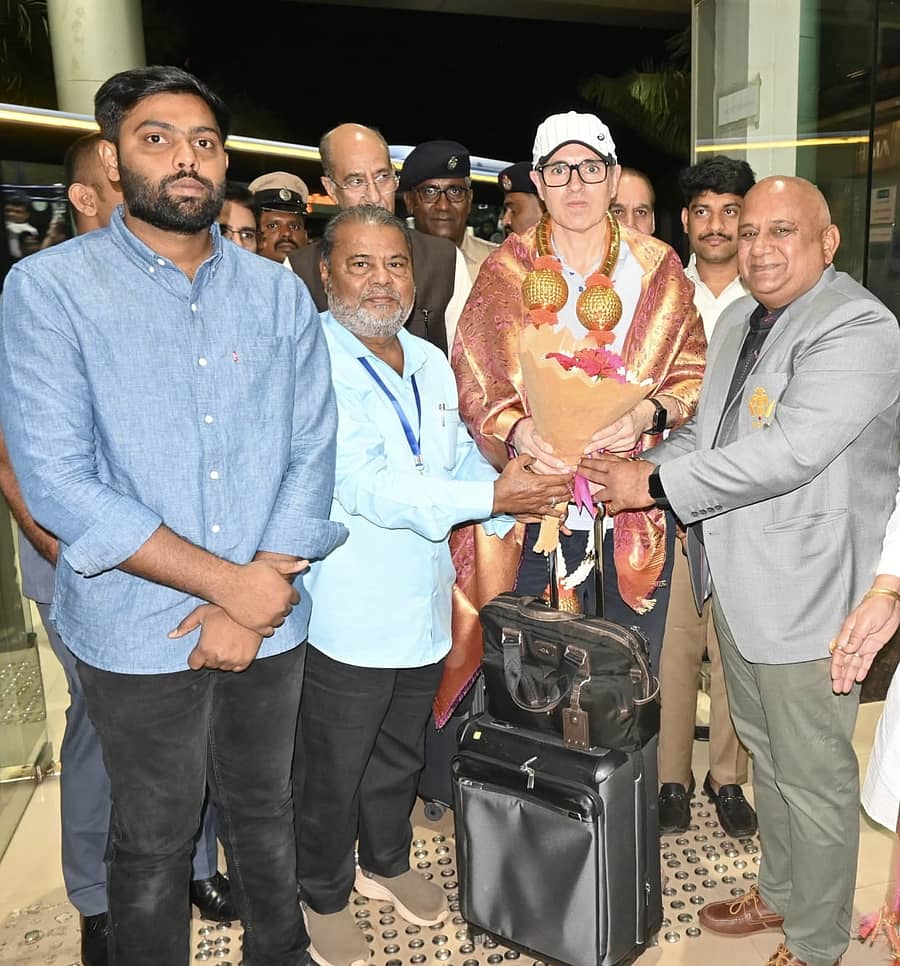 ರಣಜಿ ಟ್ರೋಫಿ ಕ್ರಿಕೆಟ್ ಟೂರ್ನಿಯ ಫೈನಲ್ ಪಂದ್ಯ ವೀಕ್ಷಿಸಲು ಶುಕ್ರವಾರ ಹುಬ್ಬಳ್ಳಿಗೆ ಬಂದ ಜಮ್ಮು ಮತ್ತು ಕಾಶ್ಮೀರ ಮುಖ್ಯಮಂತ್ರಿ ಓಮರ್ ಅಬ್ದುಲ್ಲಾ ಅವರನ್ನು ಕೆಎಸ್ಸಿಎ ಧಾರವಾಡ ವಲಯದ ಚೇರ್ಮನ್ ಅಲ್ತಾಫ್ ಕಿತ್ತೂರು, ಕೆಎಸ್ಸಿಎ ವ್ಯವಸ್ಥಾಪನಾ ಸಮಿತಿ ಸದಸ್ಯ ಅವಿನಾಶ ವೈದ್ಯ ಸ್ವಾಗತಿಸಿದರು