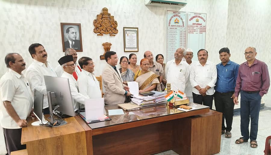 ಕಲ್ಲು ಎಸೆತ ಪ್ರಕರಣದಲ್ಲಿ ತಪ್ಪಿತಸ್ಥರ ವಿರುದ್ಧ ಕ್ರಮಕೈಗೊಳ್ಳಬೇಕು ಎಂದು ಸೌಹಾರ್ದ ಕರ್ನಾಟಕ ಮುಖಂಡರು ಶುಕ್ರವಾರ ಜಿಲ್ಲಾಧಿಕಾರಿ ಸಂಗಪ್ಪ ಅವರಿಗೆ ಮನವಿ ಸಲ್ಲಿಸಿದರು