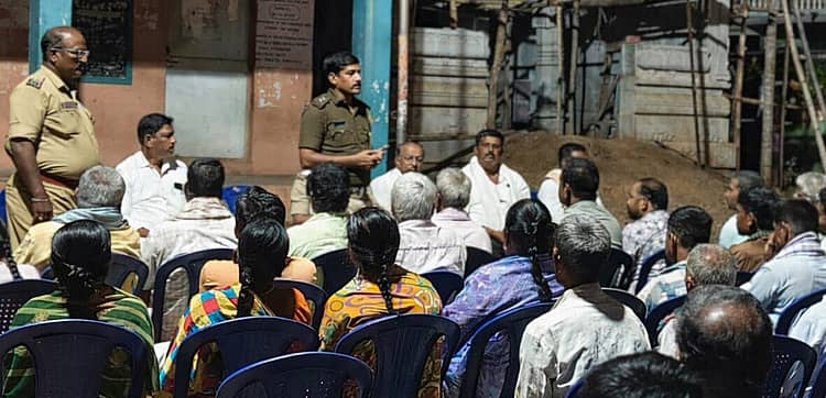 ಮಲೇಬೆನ್ನೂರು ಸಮೀಪದ ಕೊಮಾರನಹಳ್ಳಿ ಗ್ರಾಮದಲ್ಲಿ ಪೊಲೀಸ್‌ ಇಲಾಖೆ ವತಿಯಿಂದ ಗುರುವಾರ ಏರ್ಪಡಿಸಿದ್ದ ಕುಂದು ಕೊರತೆ ಸಭೆ ಉದ್ದೇಶಿಸಿ ಪಿಎಸ್‌ಐ ಹಾರೂನ್‌ ಅಖ್ತರ್‌ ಮಾತನಾಡಿದರು