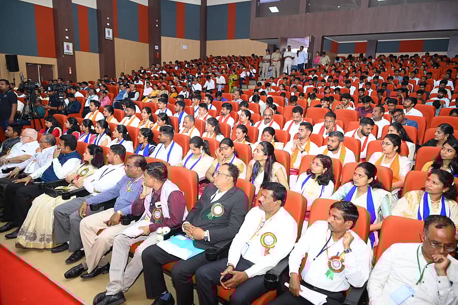 ಘಟಿಕೋತ್ಸವದಲ್ಲಿ ಪಾಲ್ಗೊಂಡಿದ್ದ ಸ್ನಾತಕ, ಸ್ನಾತಕೋತ್ತರ ಪದವಿ ವಿದ್ಯಾರ್ಥಿಗಳು
–ಪ್ರಜಾವಾಣಿ ಚಿತ್ರಗಳು: ಲೋಕೇಶ್ ವಿ. ಬಿರಾದಾರ