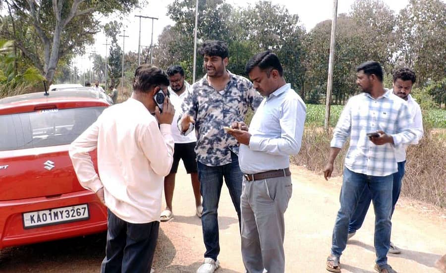 ಚನ್ನಪಟ್ಟಣ ತಾಲ್ಲೂಕಿನ ಮಂಕುಂದ ಗ್ರಾಮದ ಕೃಷಿಭೂಮಿಯಲ್ಲಿ ಸೋಲಾರ್ ವಿದ್ಯುತ್ ಕಂಬಗಳನ್ನು ಅಳವಡಿಸುತ್ತಿರುವುದನ್ನು ವಿರೋಧಿಸಿ ಖಾಸಗಿ ಕಂಪನಿಯ ಸಿಬ್ಬಂದಿಯನ್ನು ತರಾಟೆಗೆ ತೆಗೆದುಕೊಂಡ ರೈತರು