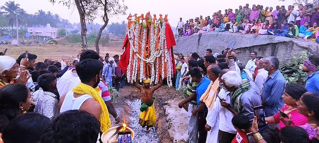 ಪಾಂಡವಪುರ: ವಿಜೃಂಭಣೆಯ ಪಟ್ಟಲಮ್ಮ ದೇವಿ ಕೊಂಡೋತ್ಸವ