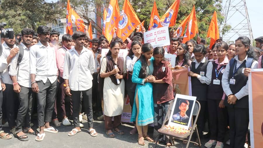 ಸಂಕೇತ್ ಹತ್ಯೆ ಖಂಡಿಸಿ ಅಖಿಲ ಭಾರತೀಯ ವಿದ್ಯಾರ್ಥಿ ಪರಿಷತ್ ಶಿವಮೊಗ್ಗ ಘಟಕದಿಂದ ಎಂಆರ್‌ಎಸ್ ವೃತ್ತದಲ್ಲಿ ಪ್ರತಿಭಟನೆ ನಡೆಸಲಾಯಿತು