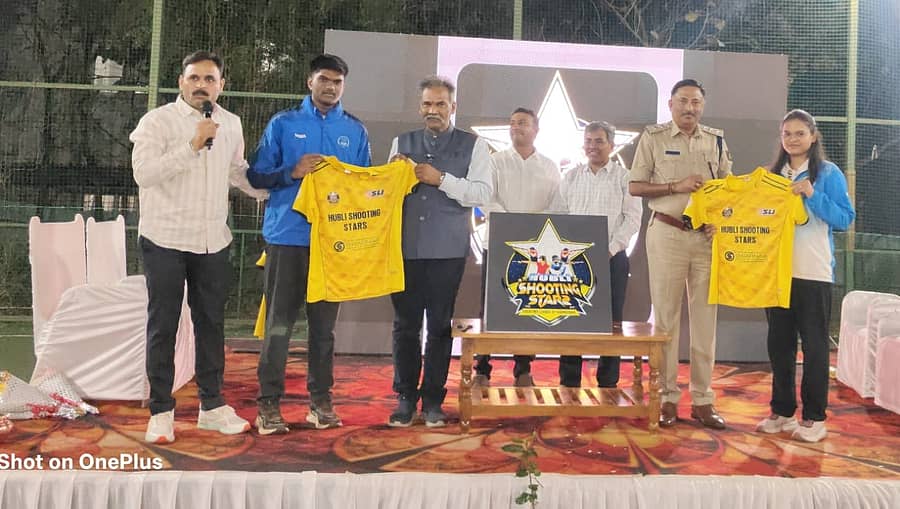 ಶೂಟಿಂಗ್ ಲೀಗ್ ಆಫ್ ಕರ್ನಾಟಕ (ಎಸ್ಎಲ್ಕೆ) ಟೂರ್ನಿಯಲ್ಲಿ ಭಾಗವಹಿಸುವ ಹುಬ್ಬಳ್ಳಿ ಶೂಟಿಂಗ್ ಸ್ಟಾರ್ಸ್ ತಂಡದ ಜರ್ಸಿಯನ್ನು ಗಣ್ಯರು ಹುಬ್ಬಳ್ಳಿಯಲ್ಲಿ ಗುರುವಾರ ಅನಾವರಣ ಮಾಡಿದರು
